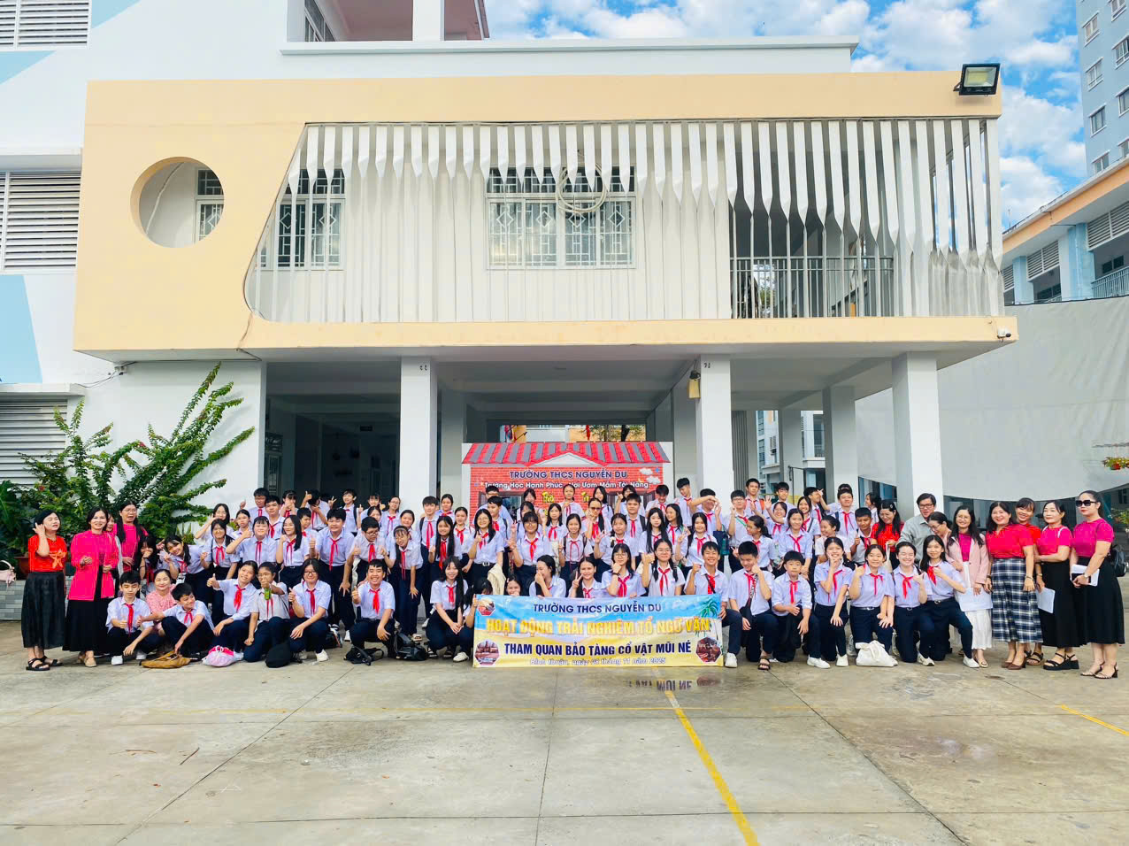 Tổ Ngữ văn cùng tập thể học sinh khối 8 tham quan trải nghiệm